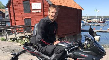 Niklas Lindell på motorcykel
